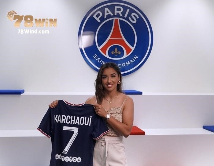 Sakina đang khoác áo của đội tuyển Paris Saint-Germain 