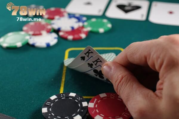 Phỉnh poker làm từ hợp chất sứ là loại phỉnh poker phổ biến nhất